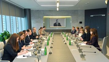 mikayil-cabbarov-dunya-bankinin-resmisi-ile-gorusub-foto